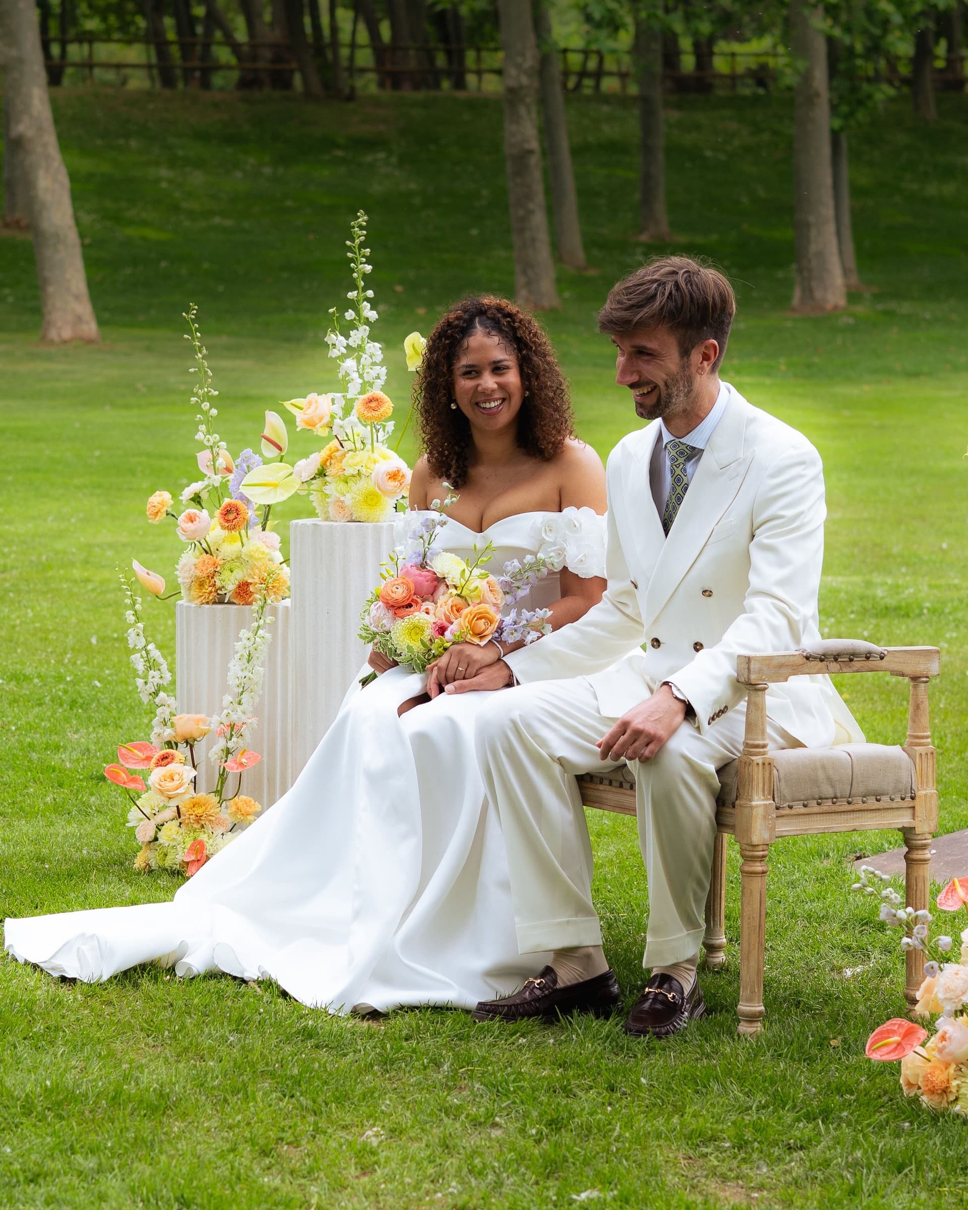 • Elopement & destination wedding (mariages intimistes en France ou à l’étranger)
• Reportage complet du mariage (approche documentaire, de la préparation à la soirée)
• Préparatifs des mariés (habillage, détails, émotions, entourage proche)
• Cérémonie l (3)
