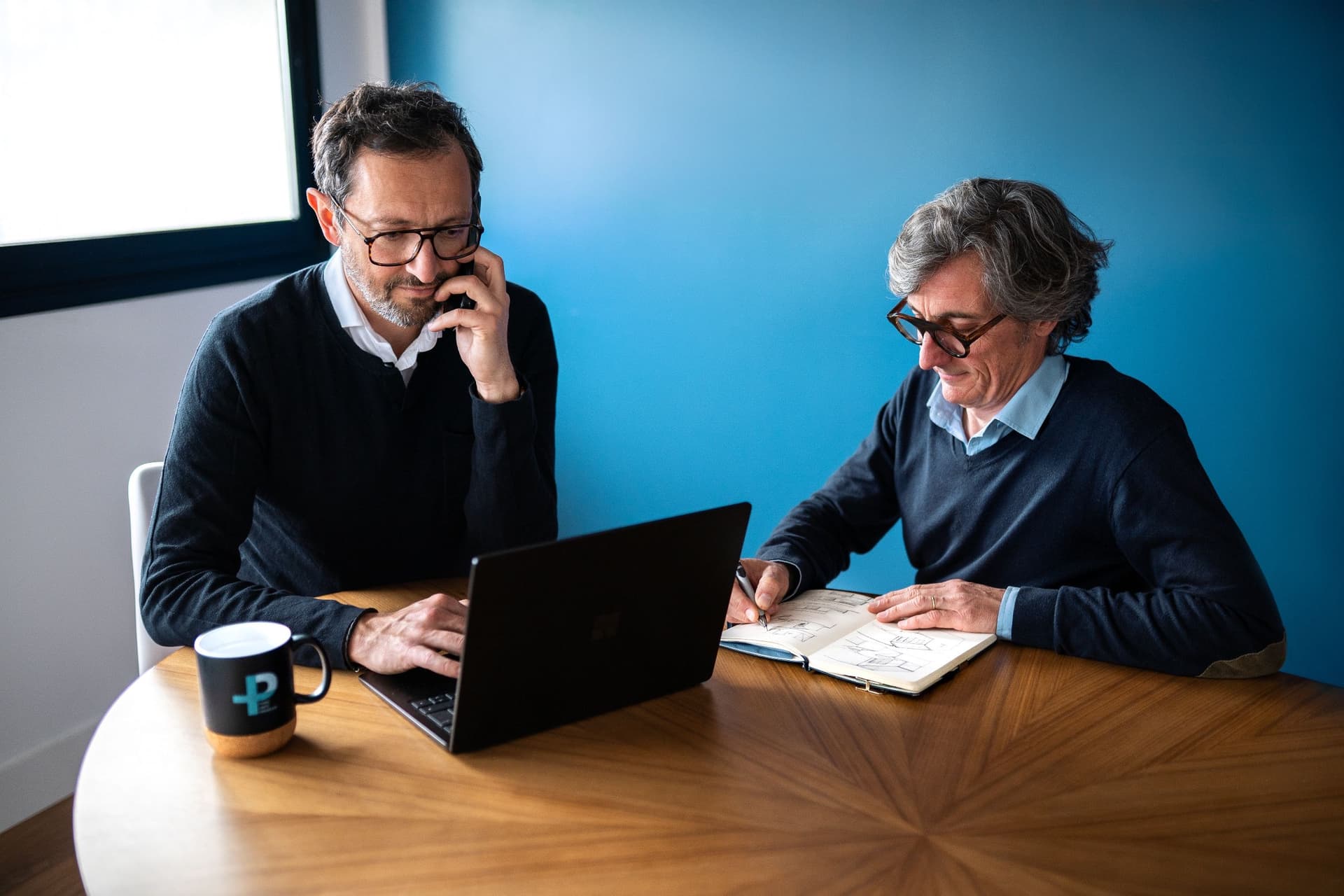 • Portraits corporate individuels (dirigeants, entrepreneurs, indépendants)
• Portraits d’équipe (entreprises, collaborateurs, organigrammes)
• Portraits éditoriaux / direction artistique (images stylisées, branding personnel)
• Headshots professionnels ( (5)